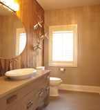 Salle de bain avec murs beiges et moulure blanche et un mur recouvert de moulure à feuillure