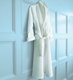 Chambre à coucher avec mur et moulures bleus et robe de chambre blanche