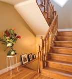 Escalier en chêne avec plinthe blanche au pied de l'escalier