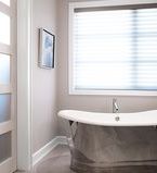 Salle de bain moderne avec porte de poche, cadrage de fenêtre et plinthes