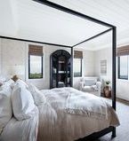 Traitement de plafond dans une chambre à coucher avec cadrage de fenêtre et plinthes