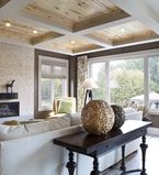 Salon avec mcadrage blanc en bordure des fenêtres et lambris de bois au plafond